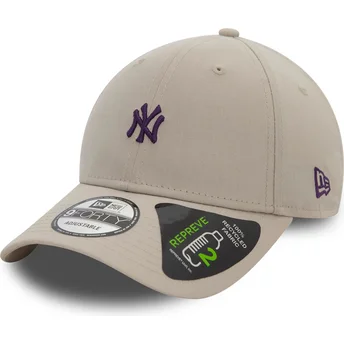 Beige verstellbare Kappe mit gebogenem Schirm und violettem Logo 9FORTY REPREVE Mini-Logo der New York Yankees MLB von New Era