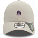 gorra-curva-beige-ajustable-con-logo-violeta-9forty-repreve-mini-logo-de-new-york-yankees-mlb-de-new-era