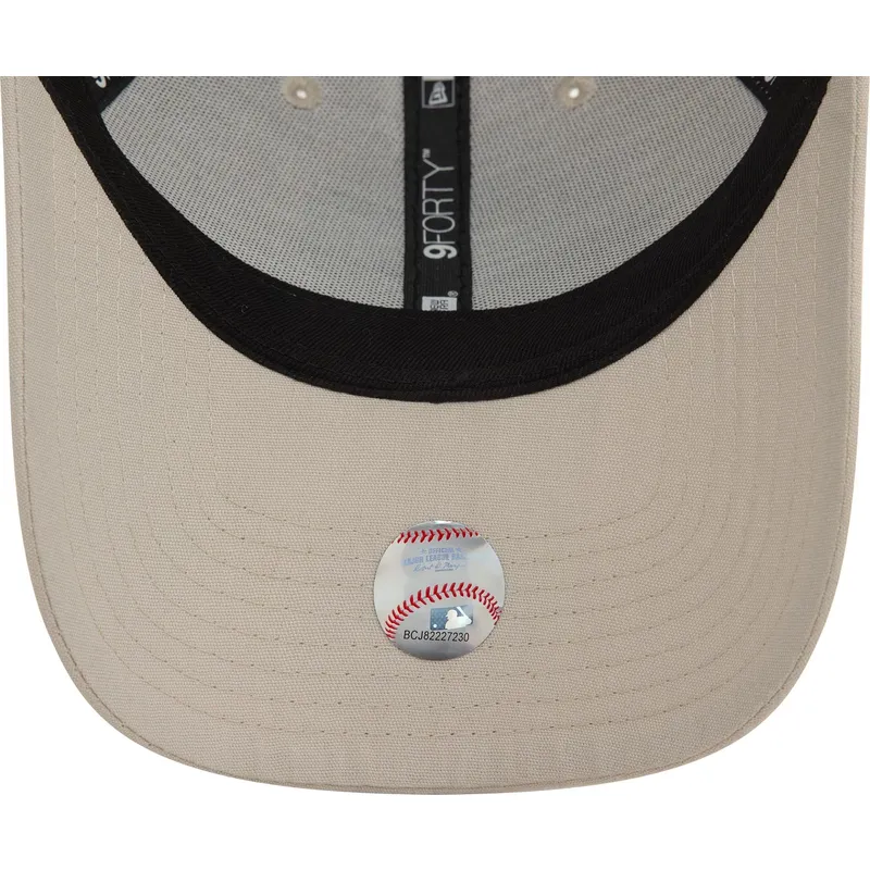 beige-verstellbare-kappe-mit-gebogenem-schirm-und-violettem-logo-9forty-repreve-mini-logo-der-new-york-yankees-mlb-von-new-era