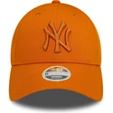 gorra-curva-naranja-ajustable-para-mujer-con-logo-naranja-9forty-league-essential-de-new-york-yankees-mlb-de-new-era