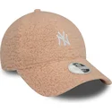 gebogene-rosa-verstellbare-damenkappe-9forty-borg-der-new-york-yankees-mlb-von-new-era