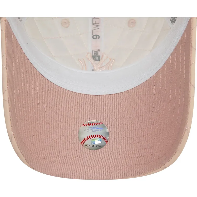 verstellbare-rosa-damen-cap-mit-gebogenem-schirm-9twenty-padded-der-new-york-yankees-mlb-von-new-era