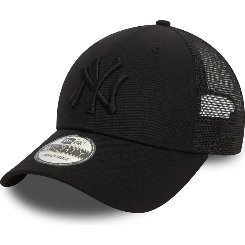 svart-justerbar-truckerkeps-med-svart-logotyp-9forty-home-field-fran-new-york-yankees-mlb-av-new-era