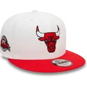 gorra-plana-blanca-y-roja-snapback-9fifty-white-crown-patch-de-chicago-bulls-nba-de-new-era