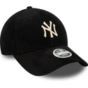 czarna-zakrzywiona-czapka-z-daszkiem-z-regulacja-dla-kobiet-z-bezowym-logo-9forty-cord-new-york-yankees-mlb-od-new-era