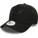 casquette-courbee-noire-snapback-avec-logo-noir-9forty-e-frame-monochrome-chicago-bulls-nba-new-era