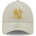 bezowa-regulowana-czapka-z-daszkiem-dla-kobiet-z-zlotym-logo-9forty-metallic-logo-new-york-yankees-mlb-new-era
