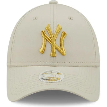 Beige justerbar böjd keps för kvinnor med guldlogo 9FORTY Metallic Logo av New York Yankees MLB från New Era