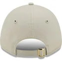 beige-justerbar-kurvad-keps-for-dam-med-gyllene-logotyp-9forty-metallic-logo-fran-new-york-yankees-mlb-av-new-era
