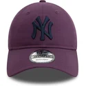 gorra-curva-violeta-ajustable-con-logo-azul-marino-9twenty-league-essential-de-new-york-yankees-mlb-de-new-era