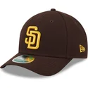 braune-snapback-kappe-mit-gebogenem-schirm-9forty-m-crown-player-replica-der-san-diego-padres-mlb-von-new-era