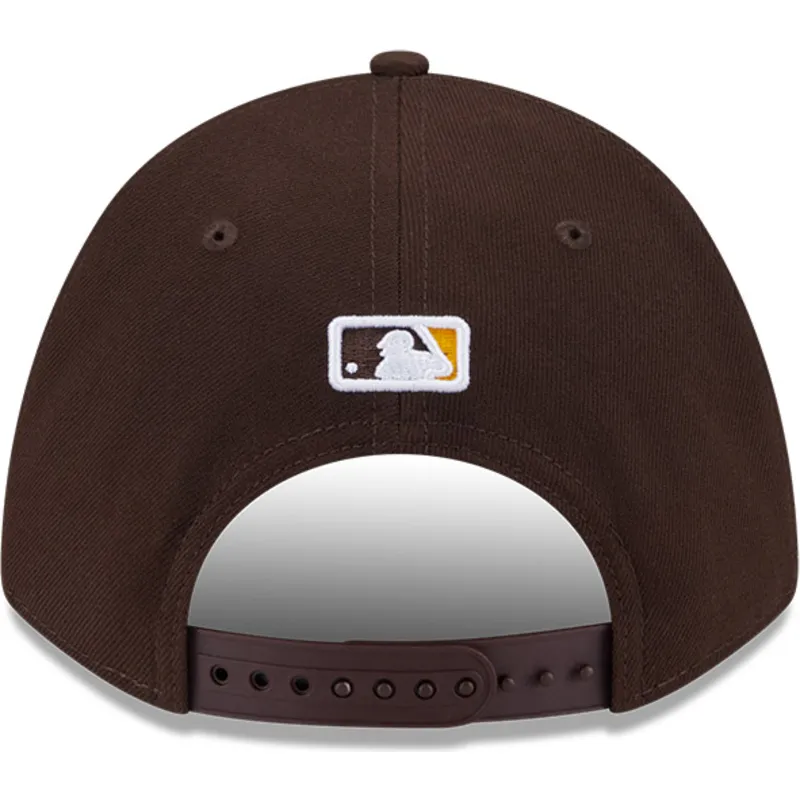 braune-snapback-kappe-mit-gebogenem-schirm-9forty-m-crown-player-replica-der-san-diego-padres-mlb-von-new-era