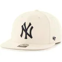 bezowa-gladka-czapka-z-daszkiem-typu-snapback-mlb-new-york-yankees-od-47-brand