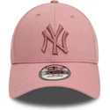 casquette-courbee-rose-ajustable-avec-logo-rose-9forty-league-essential-new-york-yankees-mlb-new-era