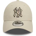 cappellino-curvo-beige-regolabile-con-logo-nero-9forty-team-outline-dei-new-york-yankees-mlb-di-new-era