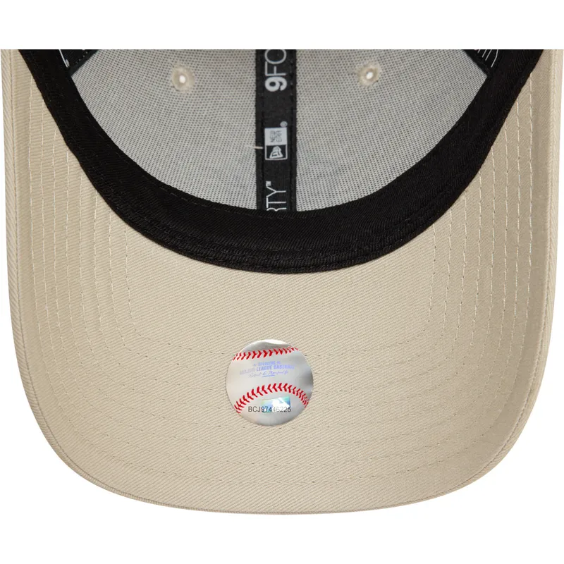 cappellino-curva-beige-regolabile-con-logo-nero-9forty-team-outline-di-new-york-yankees-mlb-di-new-era