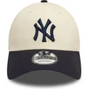 cappellino-curvo-beige-e-blu-navy-regolabile-9forty-colour-block-dei-new-york-yankees-mlb-di-new-era