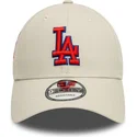 beige-verstellbare-kappe-mit-gebogenem-schirm-und-rotem-logo-9forty-side-patch-der-los-angeles-dodgers-mlb-von-new-era