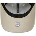 beige-verstellbare-kappe-mit-gebogenem-schirm-und-rotem-logo-9forty-side-patch-der-los-angeles-dodgers-mlb-von-new-era