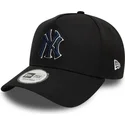 schwarze-gebogene-snapback-kappe-mit-marineblauem-logo-9forty-a-frame-world-series-patch-der-new-york-yankees-mlb-von-new-era