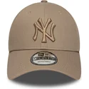 cappellino-regolabile-marrone-chiaro-con-visiera-curva-e-logo-marrone-9forty-league-essential-dei-new-york-yankees-mlb-di-new-er