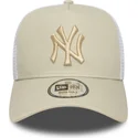 bezowo-biala-czapka-trucker-z-bezowym-logo-a-frame-league-essential-new-york-yankees-mlb-od-new-era