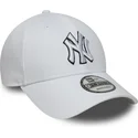 weisse-verstellbare-curved-cap-9forty-outline-der-new-york-yankees-mlb-von-new-era