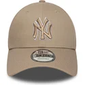 casquette-courbee-marron-claire-ajustable-avec-logo-marron-9forty-outline-new-york-yankees-mlb-new-era