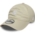 verstellbare-beige-kappe-mit-gebogenem-schirm-9twenty-mini-logo-der-new-york-yankees-mlb-von-new-era
