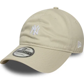 Cappellino beige curvo regolabile 9TWENTY Mini Logo dei New York Yankees MLB di New Era