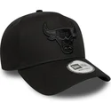 cappellino-nero-snapback-a-visiera-curva-e-frame-essential-dei-chicago-bulls-nba-di-new-era