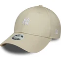 bezowa-regulowana-czapka-z-zakrzywionym-daszkiem-dla-kobiet-9forty-mini-logo-new-york-yankees-mlb-new-era