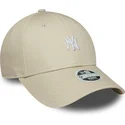 bezowa-regulowana-czapka-z-zakrzywionym-daszkiem-dla-kobiet-9forty-mini-logo-new-york-yankees-mlb-new-era