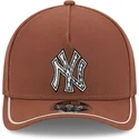 cappellino-snapback-marrone-con-visiera-curva-9forty-m-crown-a-frame-motorsport-dei-new-york-yankees-mlb-di-new-era