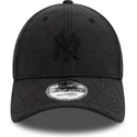 schwarze-verstellbare-kappe-mit-gebogenem-schirm-und-schwarzem-logo-9forty-quilted-new-york-yankees-mlb-von-new-era