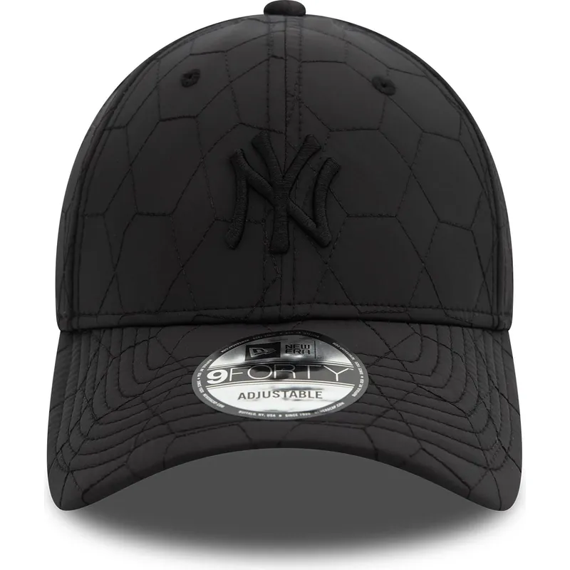 schwarze-verstellbare-kappe-mit-gebogenem-schirm-und-schwarzem-logo-9forty-quilted-new-york-yankees-mlb-von-new-era