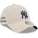 berretto-curvo-beige-regolabile-con-logo-blu-navy-9twenty-linen-spring-training-fan-pack-2025-dei-new-york-yankees-mlb-di-new-er