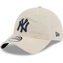 berretto-curvo-beige-regolabile-con-logo-blu-navy-9twenty-linen-spring-training-fan-pack-2025-dei-new-york-yankees-mlb-di-new-er
