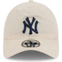 berretto-curvo-beige-regolabile-con-logo-blu-navy-9twenty-linen-spring-training-fan-pack-2025-dei-new-york-yankees-mlb-di-new-er