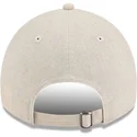 berretto-curvo-beige-regolabile-con-logo-blu-navy-9twenty-linen-spring-training-fan-pack-2025-dei-new-york-yankees-mlb-di-new-er