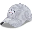 justerbar-gra-kurvkeps-for-kvinnor-9twenty-leaf-open-back-spring-training-fan-pack-2025-fran-new-york-yankees-mlb-av-new-era