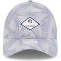 justerbar-gra-kurvkeps-for-kvinnor-9twenty-leaf-open-back-spring-training-fan-pack-2025-fran-new-york-yankees-mlb-av-new-era