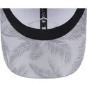 justerbar-gra-kurvkeps-for-kvinnor-9twenty-leaf-open-back-spring-training-fan-pack-2025-fran-new-york-yankees-mlb-av-new-era