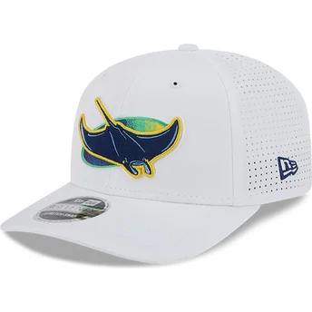 Gorra trucker blanca 9SEVENTY Perf Spring Training Fan Pack 2025 de Tampa Bay Rays MLB de New Era