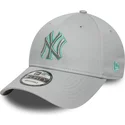 casquette-courbee-grise-ajustable-avec-logo-grise-9forty-team-outline-new-york-yankees-mlb-new-era