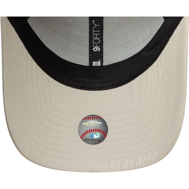 verstellbare-beige-gebogene-kappe-9forty-tonal-flawless-der-new-york-yankees-mlb-von-new-era