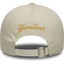 bezowa-czapka-z-zakrzywionym-daszkiem-regulowana-z-zoltym-logo-9forty-floral-icon-new-york-yankees-mlb-od-new-era