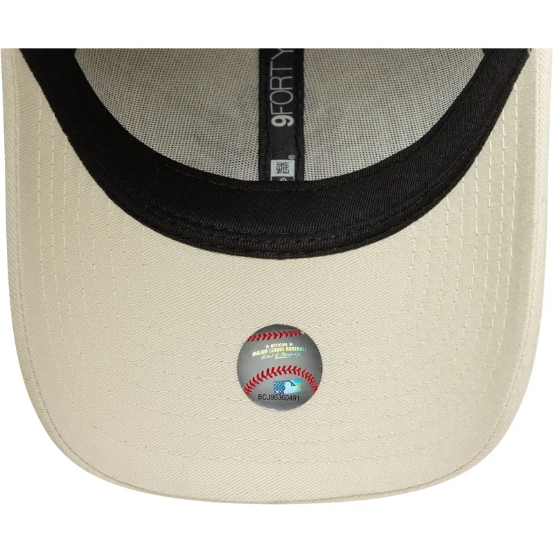bezowa-czapka-z-zakrzywionym-daszkiem-regulowana-z-zoltym-logo-9forty-floral-icon-new-york-yankees-mlb-od-new-era