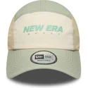 casquette-courbee-beige-et-verte-ajustable-runner-tech-new-era