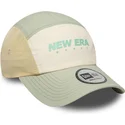casquette-courbee-beige-et-verte-ajustable-runner-tech-new-era